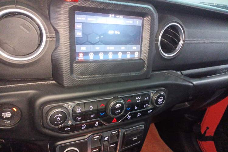 Used Jeep Wrangler 2018 2.0T Sahara Four-Door Edition Audio And AC Panel