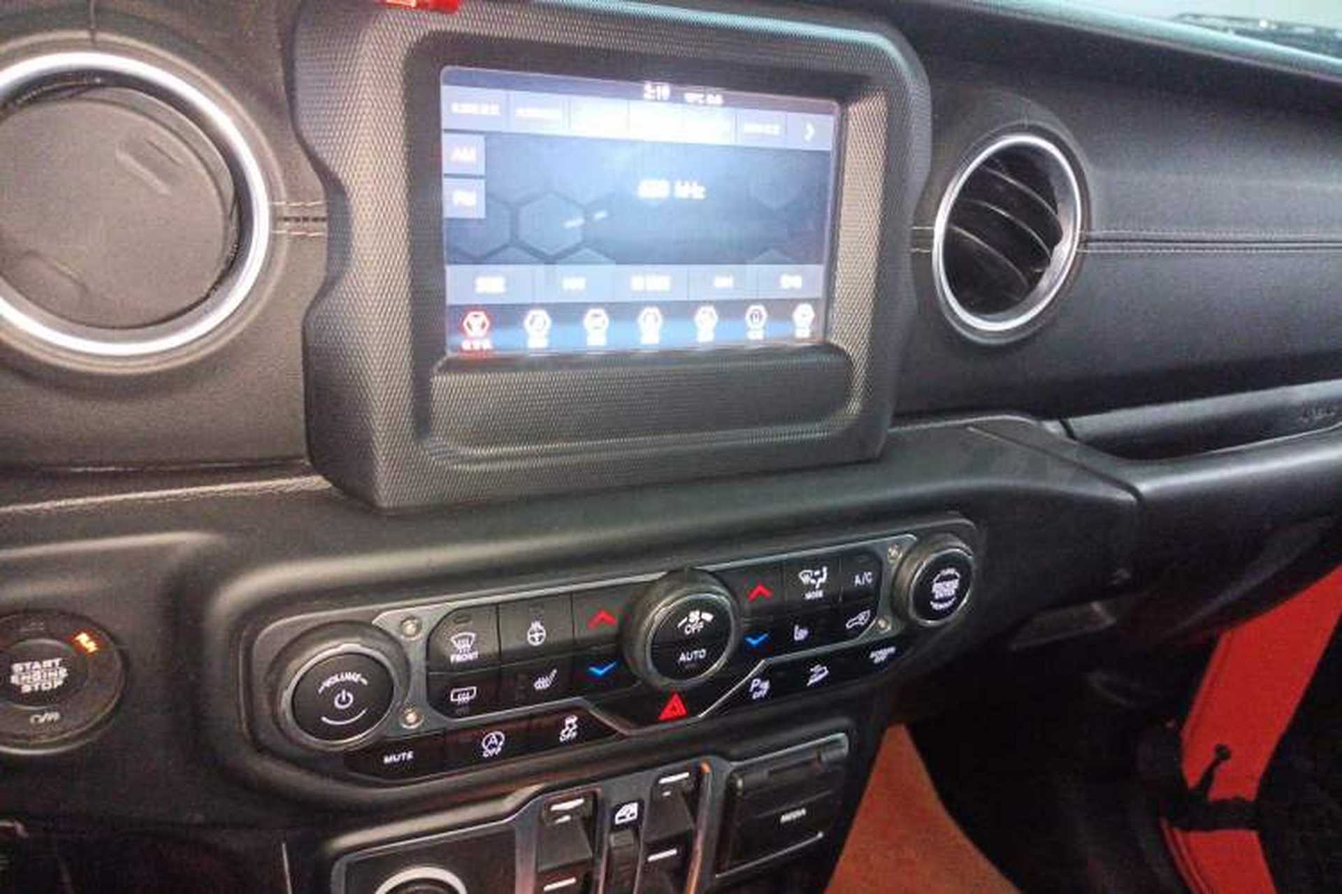 Used Jeep Wrangler 2018 2.0T Sahara Four-Door Edition Audio And AC Panel