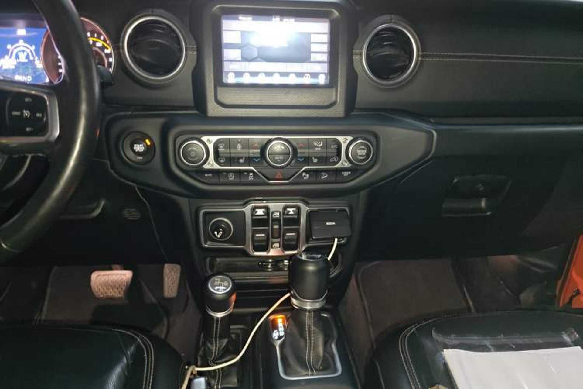 Used Jeep Wrangler 2018 2.0T Rubicon Four-Door Edition Audio And AC Panel