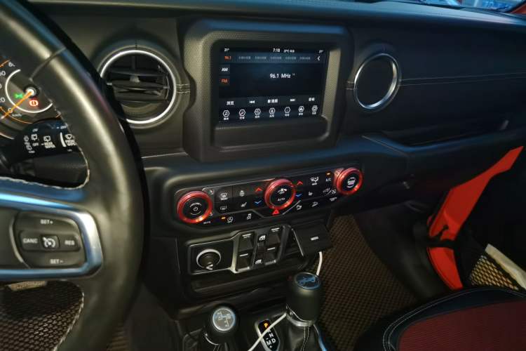 Used Jeep Wrangler 2018 2.0T Sahara Four-Door Edition Audio And AC Panel