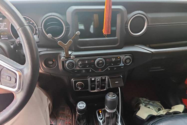 Used Jeep Wrangler 2018 2.0T Sahara Four-Door Edition Audio And AC Panel
