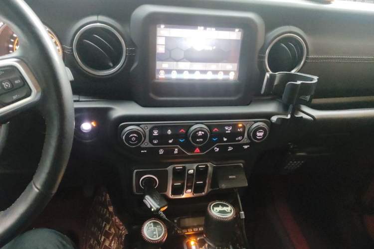 Used Jeep Wrangler 2018 2.0T Sahara Four-Door Edition Audio And AC Panel