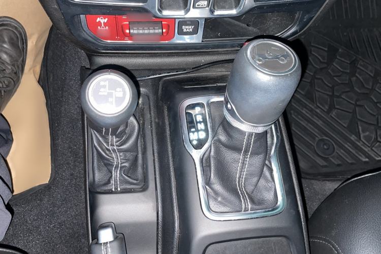 Used Jeep Wrangler 2018 2.0T Sahara Four-Door Edition Gear Lever