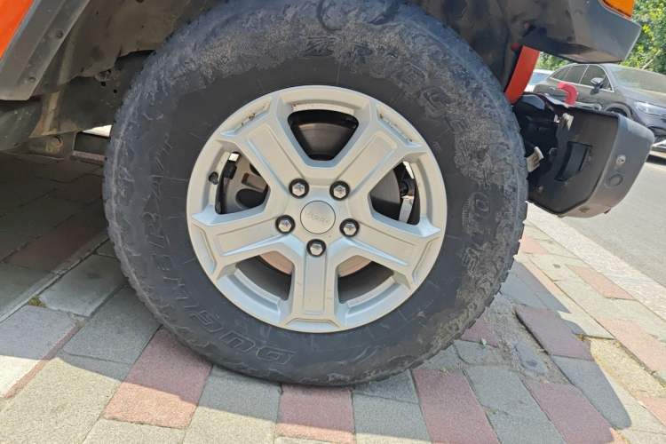 Used Jeep Wrangler 2018 2.0T Sahara Four-Door Edition Right Front Wheel Hub