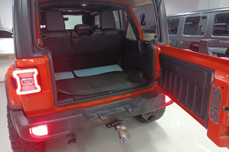 Used Jeep Wrangler 2018 2.0T Sahara Four-Door Edition Trunk