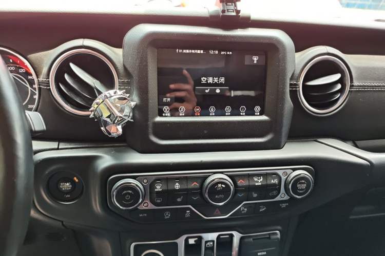 Used Jeep Wrangler 2018 2.0T Sahara Four-Door Edition Audio And AC Panel