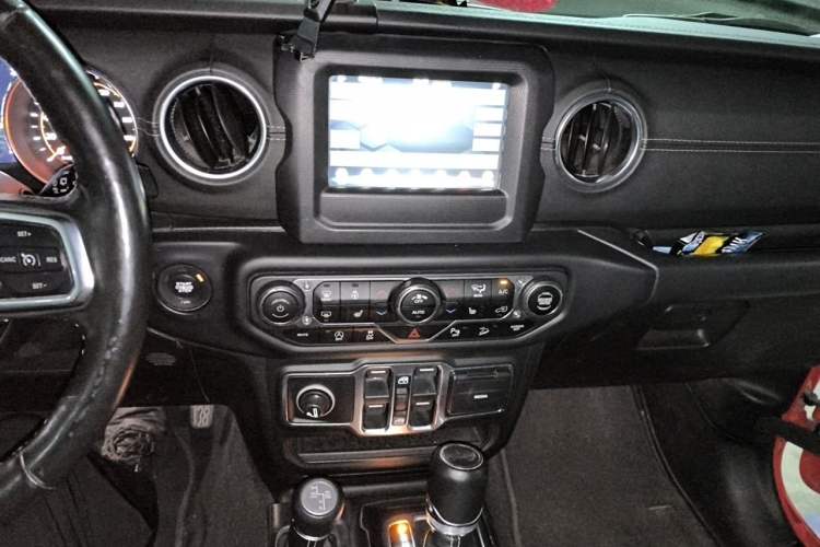 Used Jeep Wrangler 2018 2.0T Sahara Four-Door Edition Audio And AC Panel
