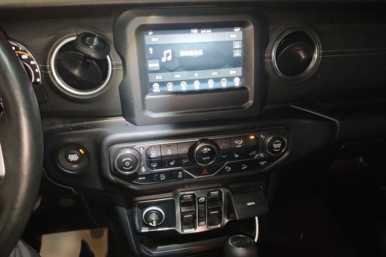 Used Jeep Wrangler 2018 2.0T Sahara Four-Door Edition Audio And AC Panel