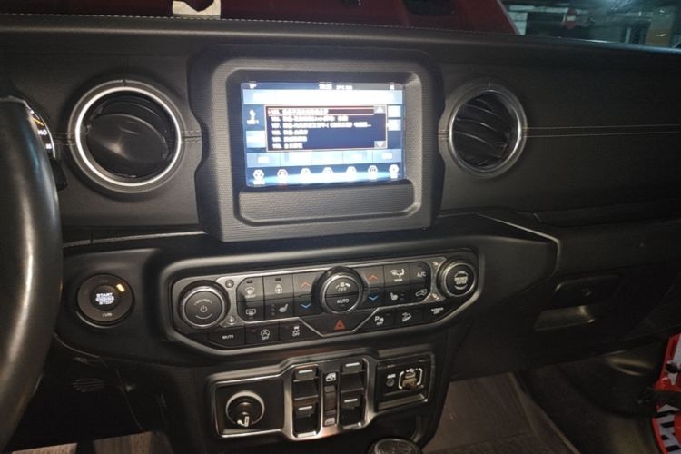 Used Jeep Wrangler 2018 2.0T Sahara Four-Door Edition Audio And AC Panel