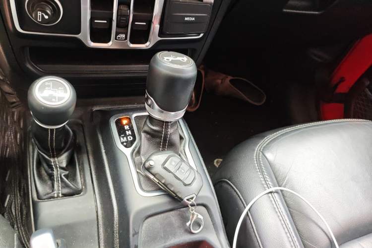 Used Jeep Wrangler 2018 2.0T Sahara Four-Door Edition Gear Lever