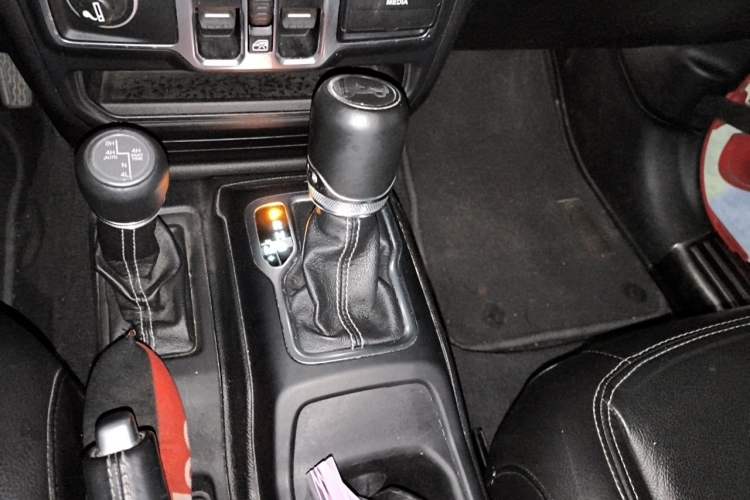 Used Jeep Wrangler 2018 2.0T Sahara Four-Door Edition Gear Lever