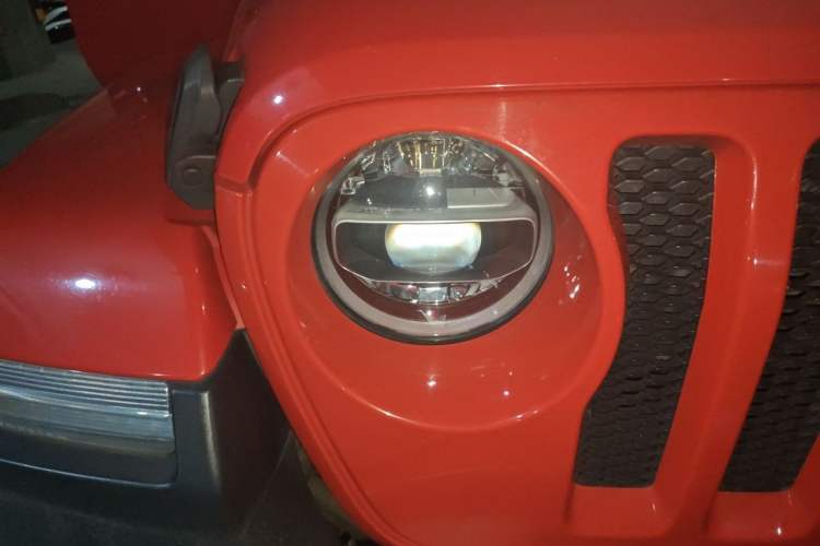 Used Jeep Wrangler 2018 2.0T Sahara Four-Door Edition Right Front Headlight