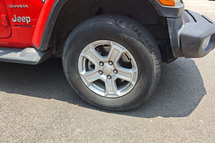 Used Jeep Wrangler 2018 2.0T Sahara Four-Door Edition Right Front Wheel Hub
