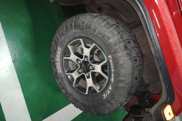Used Jeep Wrangler 2018 2.0T Sahara Four-Door Edition Right Front Wheel Hub