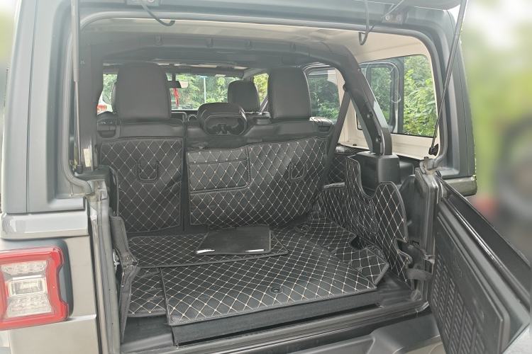 Used Jeep Wrangler 2018 2.0T Sahara Four-Door Edition Trunk