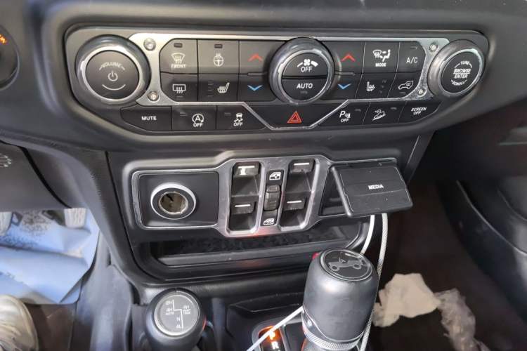 Used Jeep Wrangler 2018 2.0T Sahara Four-Door Edition Audio And AC Panel