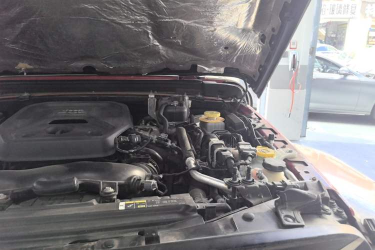 Used Jeep Wrangler 2018 2.0T Sahara Four-Door Edition Engine Bay Left