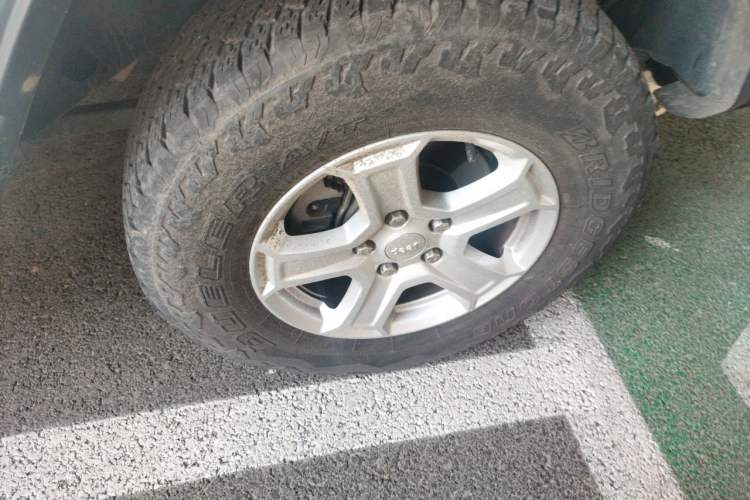 Used Jeep Wrangler 2018 2.0T Sahara Four-Door Edition Right Front Wheel Hub
