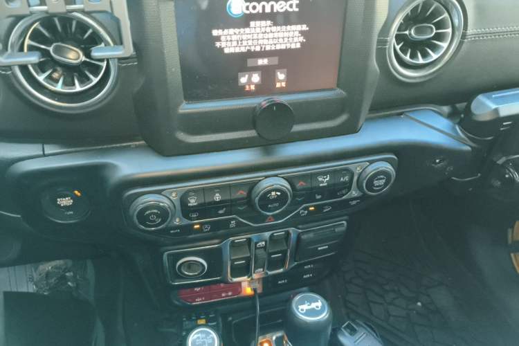 Used Jeep Wrangler 2018 2.0T Sahara Four-Door Edition Audio And AC Panel