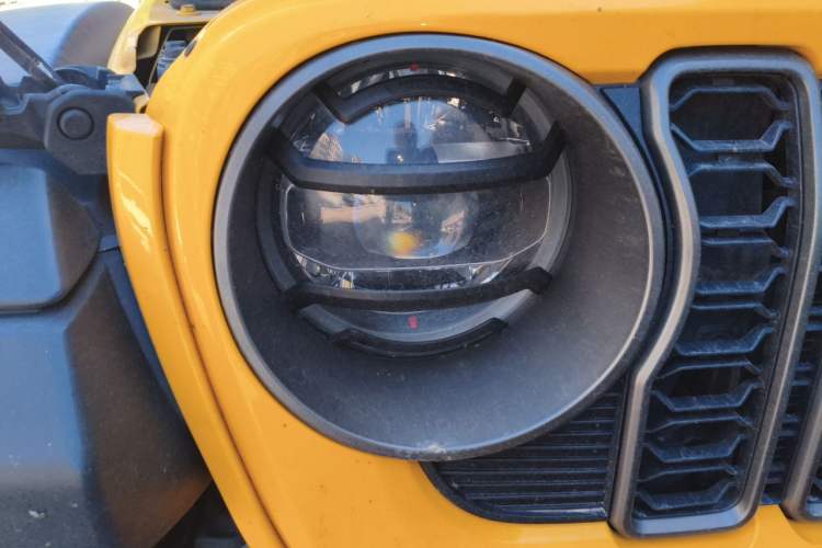 Used Jeep Wrangler 2018 2.0T Sahara Four-Door Edition Right Front Headlight