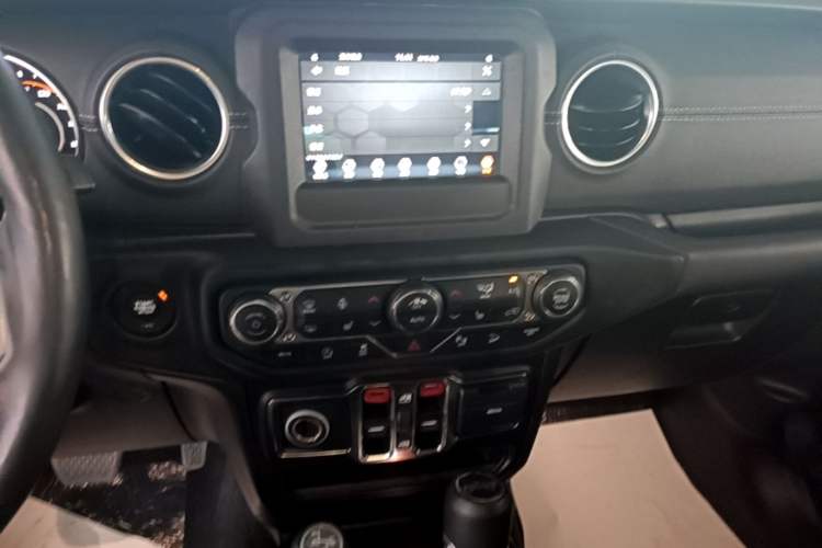Used Jeep Wrangler 2019 2.0T Sahara Four-Door Version China VI Emission Standard Audio And AC Panel