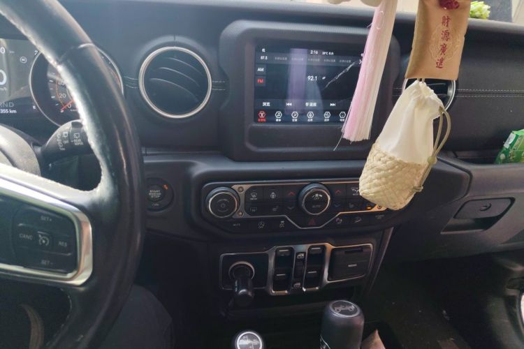 Used Jeep Wrangler 2019 2.0T Sahara Four-Door Version China VI Emission Standard Audio And AC Panel