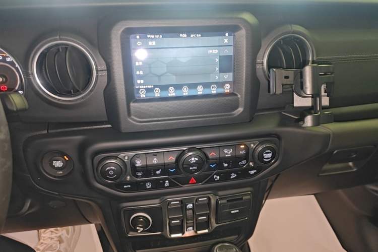 Used Jeep Wrangler 2019 2.0T Sahara Four-Door Version China VI Emission Standard Audio And AC Panel
