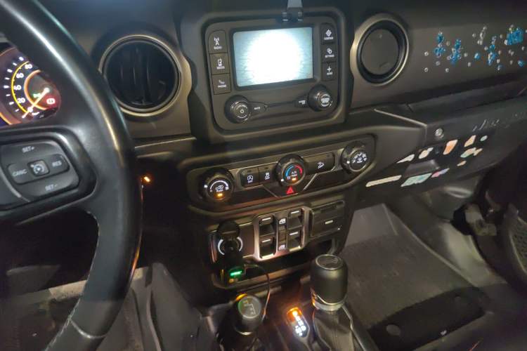 Used Jeep Wrangler 2019 2.0T automatic four-door hardtop parallel imported vehicle Audio And AC Panel