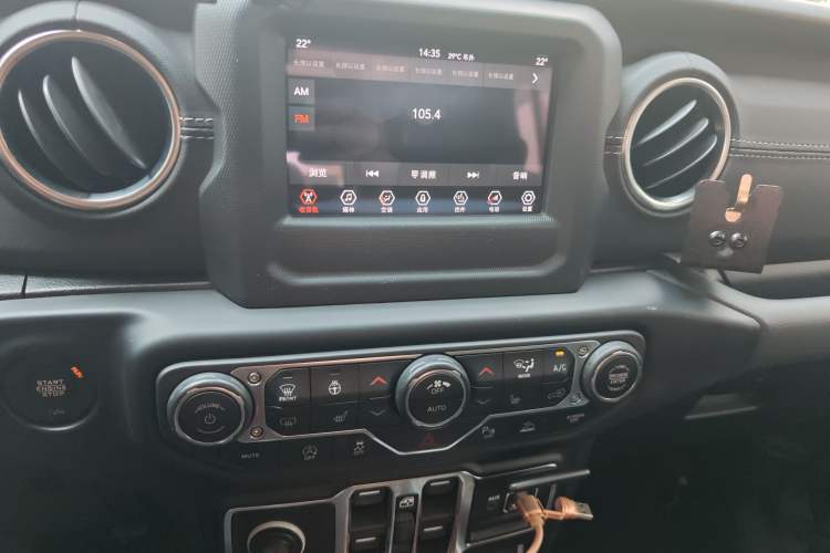 Used Jeep Wrangler 2019 2.0T Sahara Four-Door Version China VI Emission Standard Audio And AC Panel