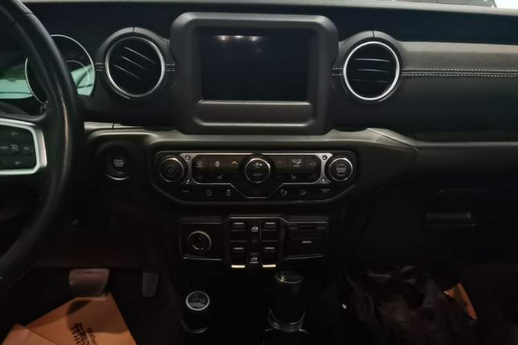 Used Jeep Wrangler 2019 2.0T Sahara Four-Door Version China VI Emission Standard Audio And AC Panel