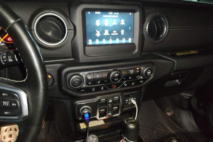 Used Jeep Wrangler 2019 2.0T Sahara Four-Door Electric Convertible China VI Emission Standard Audio And AC Panel