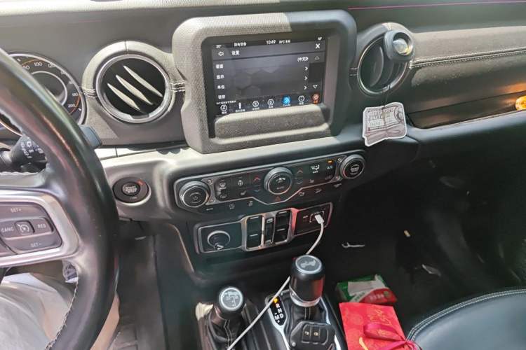Used Jeep Wrangler 2019 2.0T Sahara Four-Door Version China VI Emission Standard Audio And AC Panel