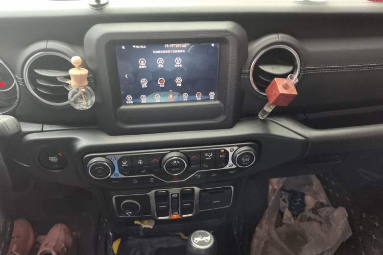 Used Jeep Wrangler 2019 2.0T Sahara Four-Door Version China VI Emission Standard Audio And AC Panel