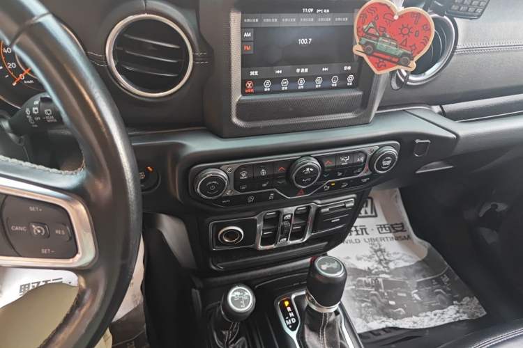 Used Jeep Wrangler 2019 2.0T Sahara Four-Door Version China VI Emission Standard Audio And AC Panel