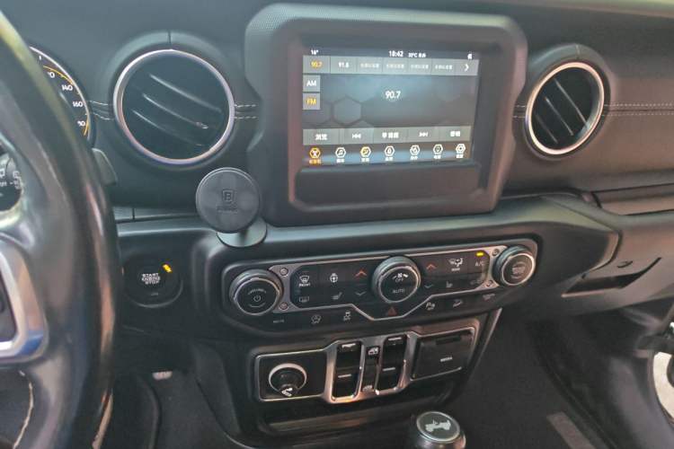 Used Jeep Wrangler 2019 2.0T Sahara Four-Door Version China VI Emission Standard Audio And AC Panel