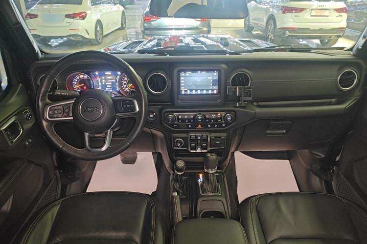 Used Jeep Wrangler 2019 2.0T Sahara Four-Door Version China VI Emission Standard Center Console