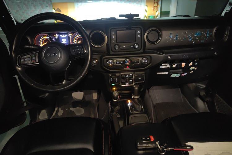 Used Jeep Wrangler 2019 2.0T automatic four-door hardtop parallel imported vehicle Center Console