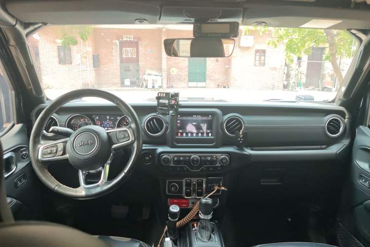 Used Jeep Wrangler 2019 2.0T Sahara Four-Door Version China VI Emission Standard Center Console