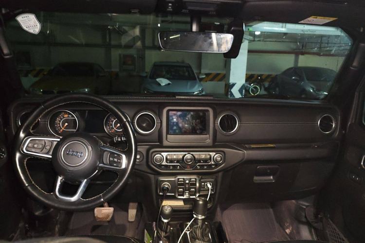 Used Jeep Wrangler 2019 2.0T Sahara Four-Door Electric Convertible China VI Emission Standard Center Console