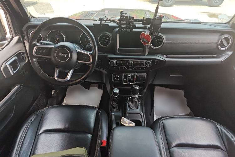 Used Jeep Wrangler 2019 2.0T Sahara Four-Door Version China VI Emission Standard Center Console