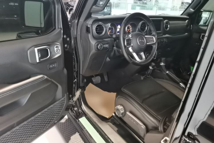 Used Jeep Wrangler 2019 2.0T Sahara Four-Door Version China VI Emission Standard Driver Seat