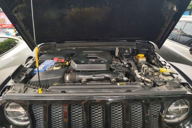 Used Jeep Wrangler 2019 2.0T Sahara Four-Door Version China VI Emission Standard Engine Bay