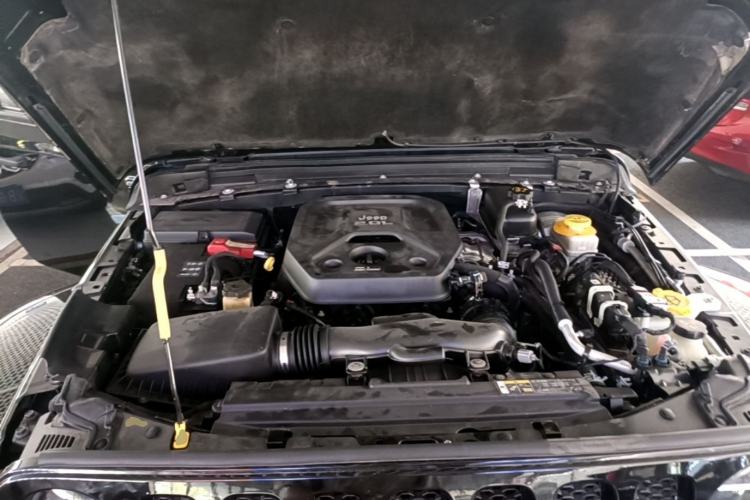 Used Jeep Wrangler 2019 2.0T Sahara Four-Door Version China VI Emission Standard Engine Bay