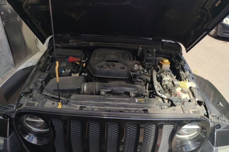 Used Jeep Wrangler 2019 2.0T Sahara Four-Door Version China VI Emission Standard Engine Bay