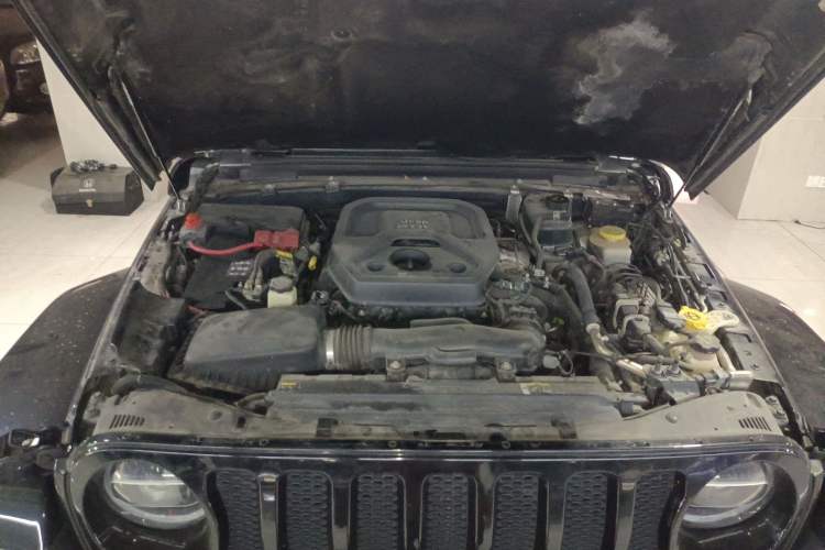 Used Jeep Wrangler 2019 2.0T Sahara Four-Door Version China VI Emission Standard Engine Bay
