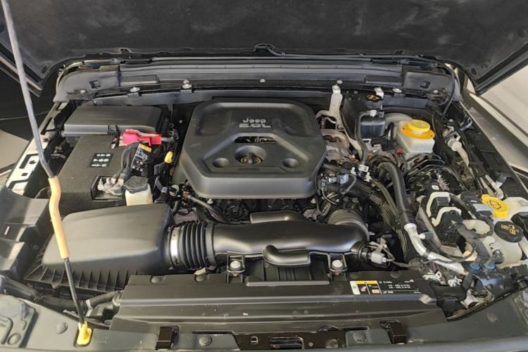 Used Jeep Wrangler 2019 2.0T Sahara Four-Door Version China VI Emission Standard Engine Bay