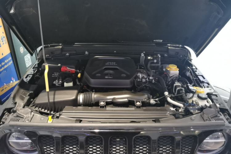 Used Jeep Wrangler 2019 2.0T Sahara Four-Door Version China VI Emission Standard Engine Bay