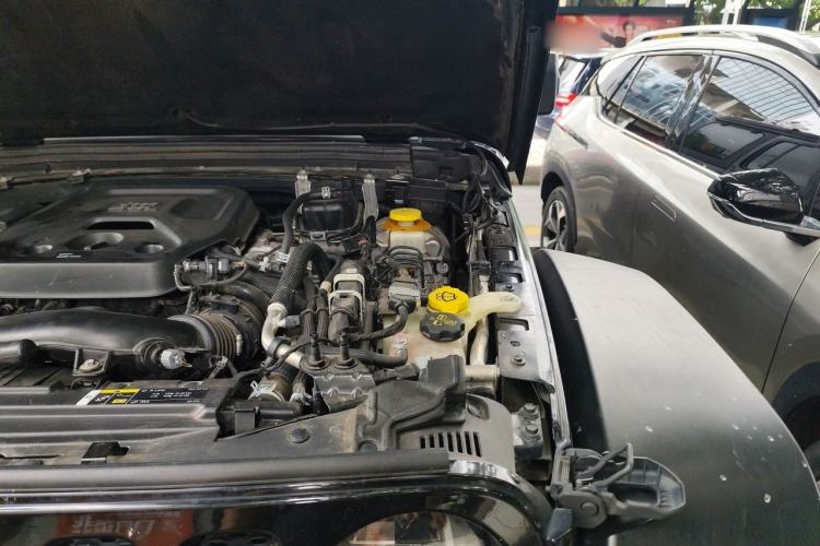Used Jeep Wrangler 2019 2.0T Sahara Four-Door Version China VI Emission Standard Engine Bay Left