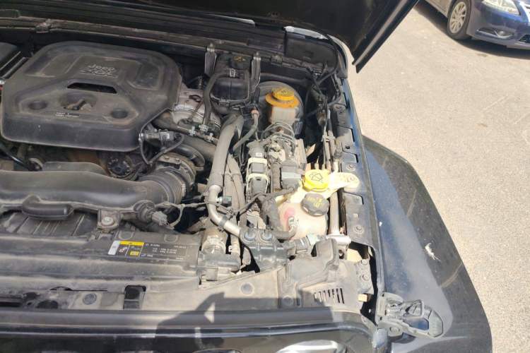 Used Jeep Wrangler 2019 2.0T Sahara Four-Door Version China VI Emission Standard Engine Bay Left