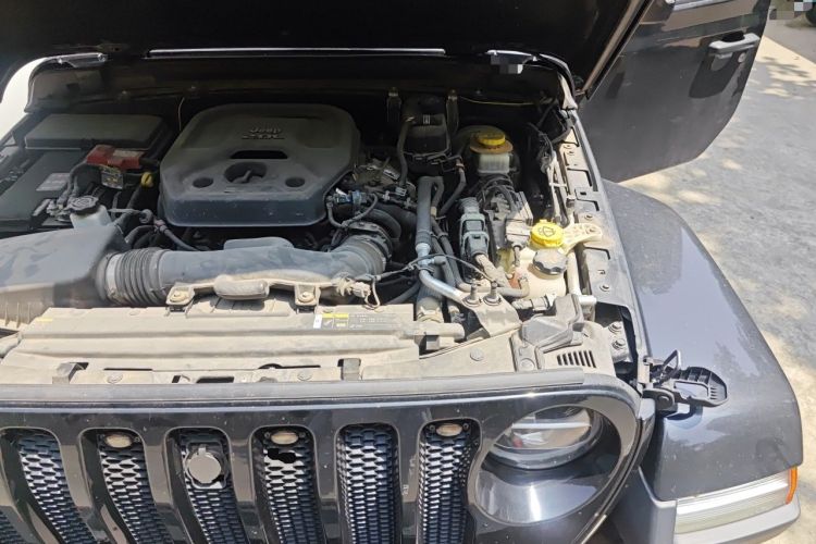 Used Jeep Wrangler 2019 2.0T Sahara Four-Door Version China VI Emission Standard Engine Bay Left